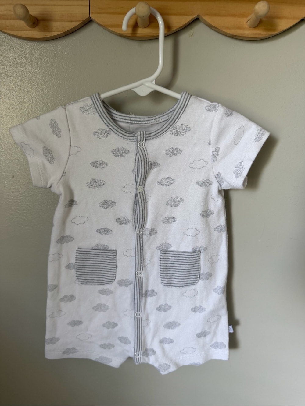Absorba Unisex 3-6M White Gray Cloud Print Romper Short Sleeve Snap Pockets